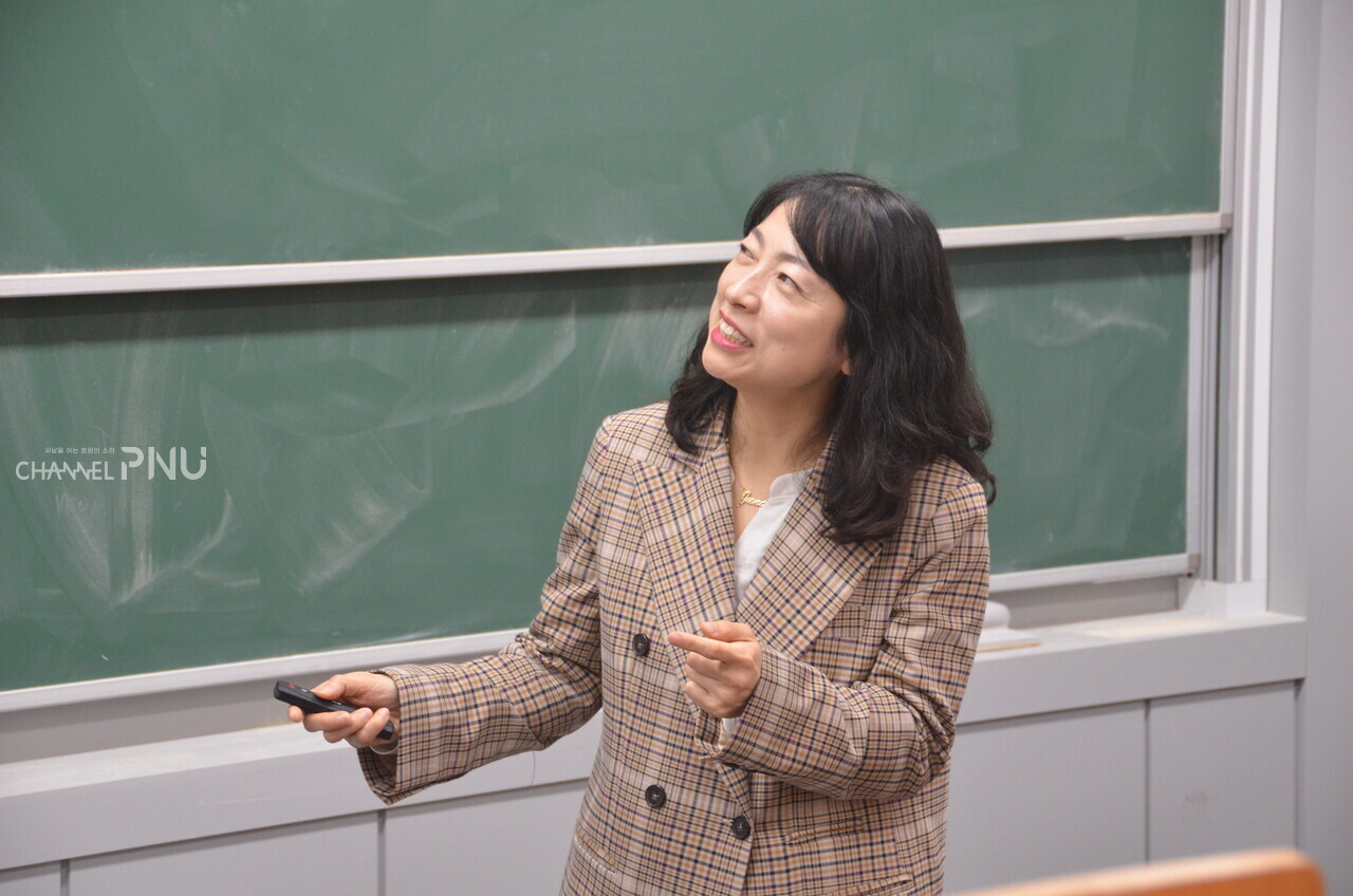 지난 3월 15일 황정아 박사가 제 1물리관에서 한국우주탐사에 대해 강연하고 있다. [최선우 기자]