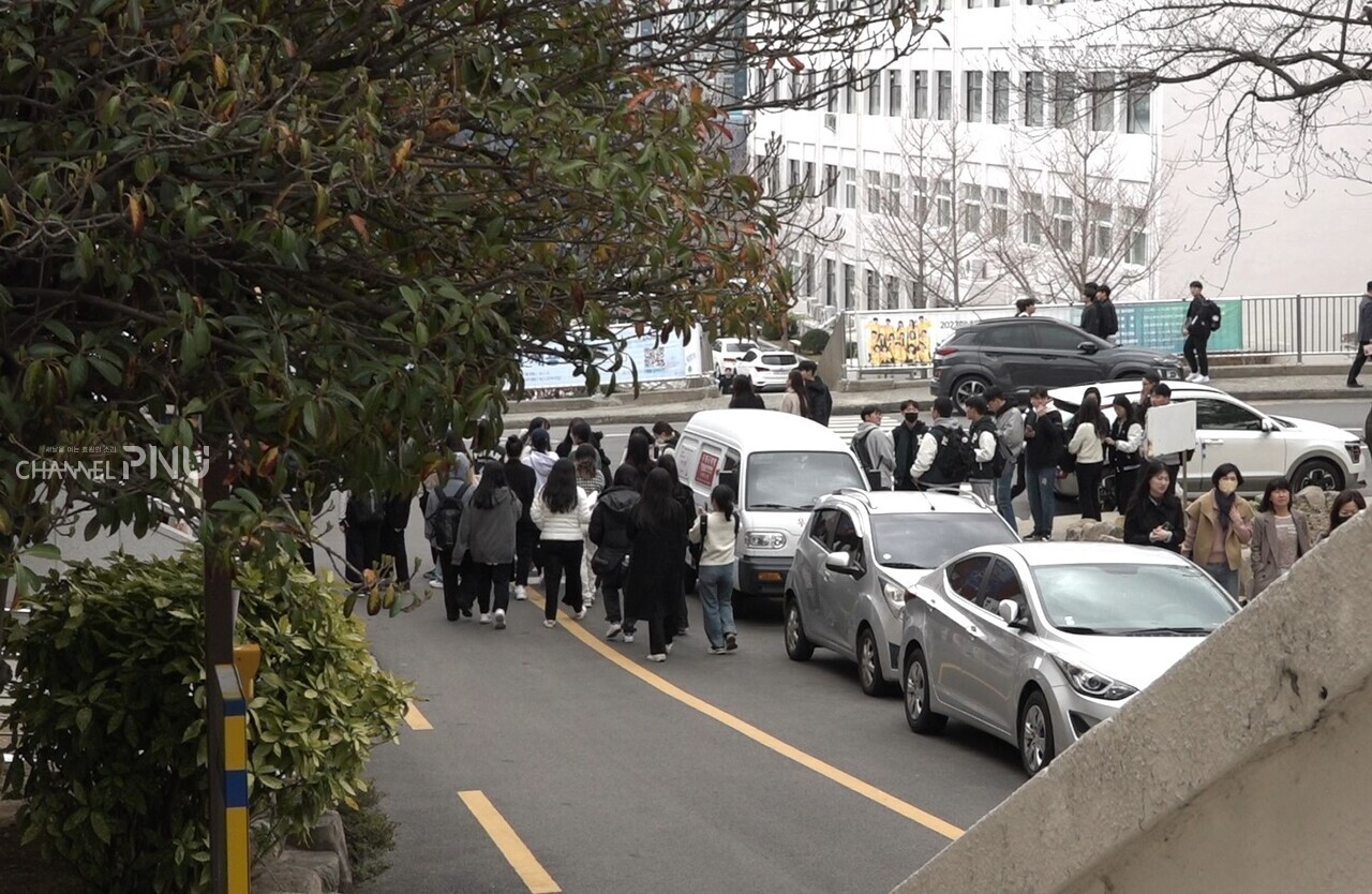 지난 3월 15일 점심시간, 문창회관 학생식당 앞에도 학생들의 대기 줄이 길게 늘어서 있다. [서민경 기자]