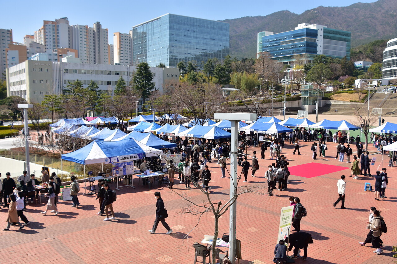 The panorama of the club booths installed in Neokteo on March 14th. [Jun Hyung-Seo, Reporter]