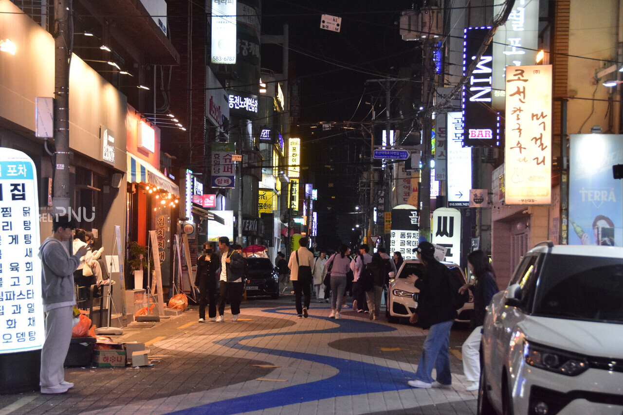지난 15일 저녁 부산대학로 젊음의 거리가 사람들로 붐비고 있다. [조승완 기자]