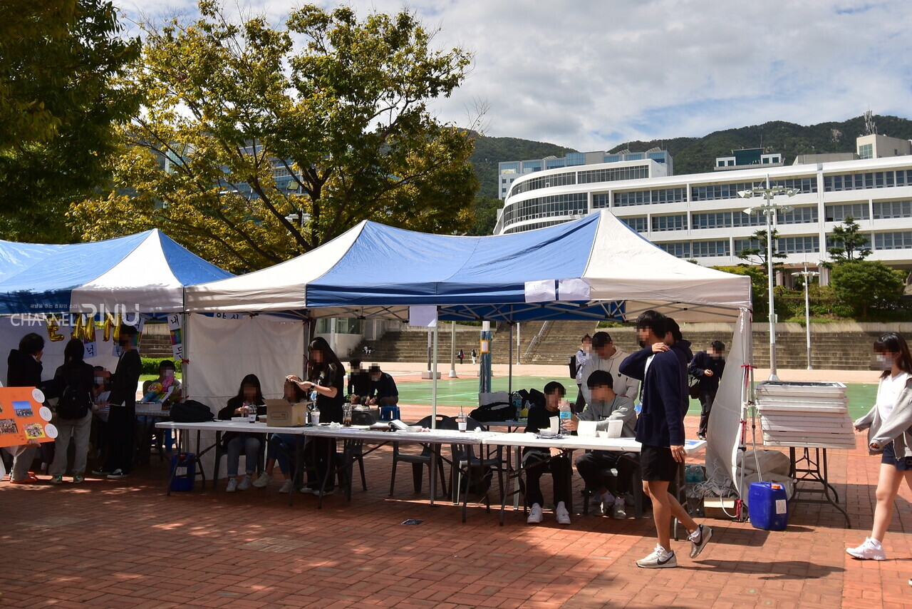 The booths set up at the Liberty Yard by PNUDY when PNU clubs were recruiting new members on September 21st, last year. [Jun Hyung-Seo, Reporter]