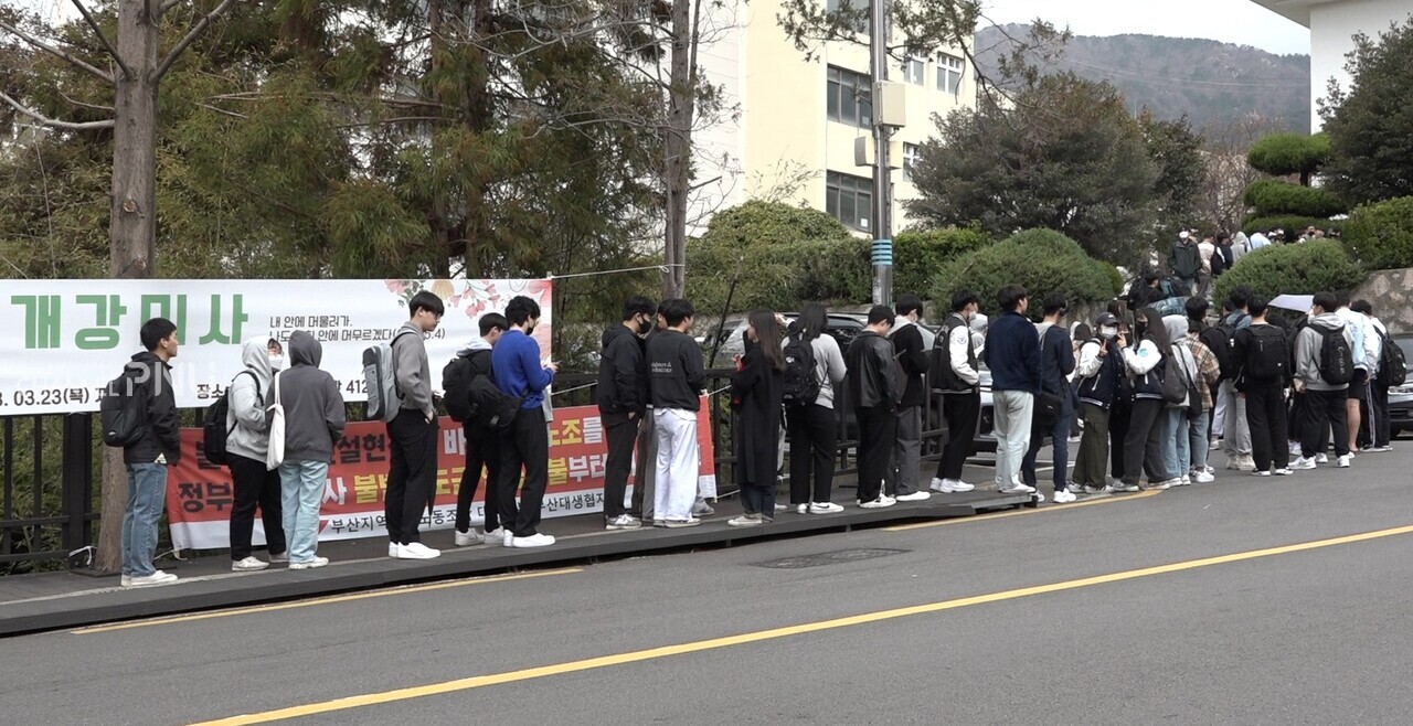 During lunchtime on March 15th, students waiting for a meal in front of the Geumjeong Hall filled the walkway beyond the entrance of the building. [Seo Min-Kyung, Reporter]