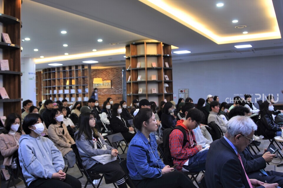지난 3월 24일 우리 대학 중앙도서관 1층에서 열린 ‘2023 세상의 모든 시학’ 행사'에서 청중들이 강연을 듣고 있다. [심세희 기자]