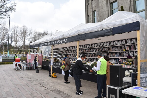지난 3월 25일 서울 광장에 위치한 10.29 이태원 참사 희생자 합동 분향소의 모습. 지나가던 시민 일부가 유가족들에게 국화 꽃을 받아 헌화하고 있다. [윤다교 기자]