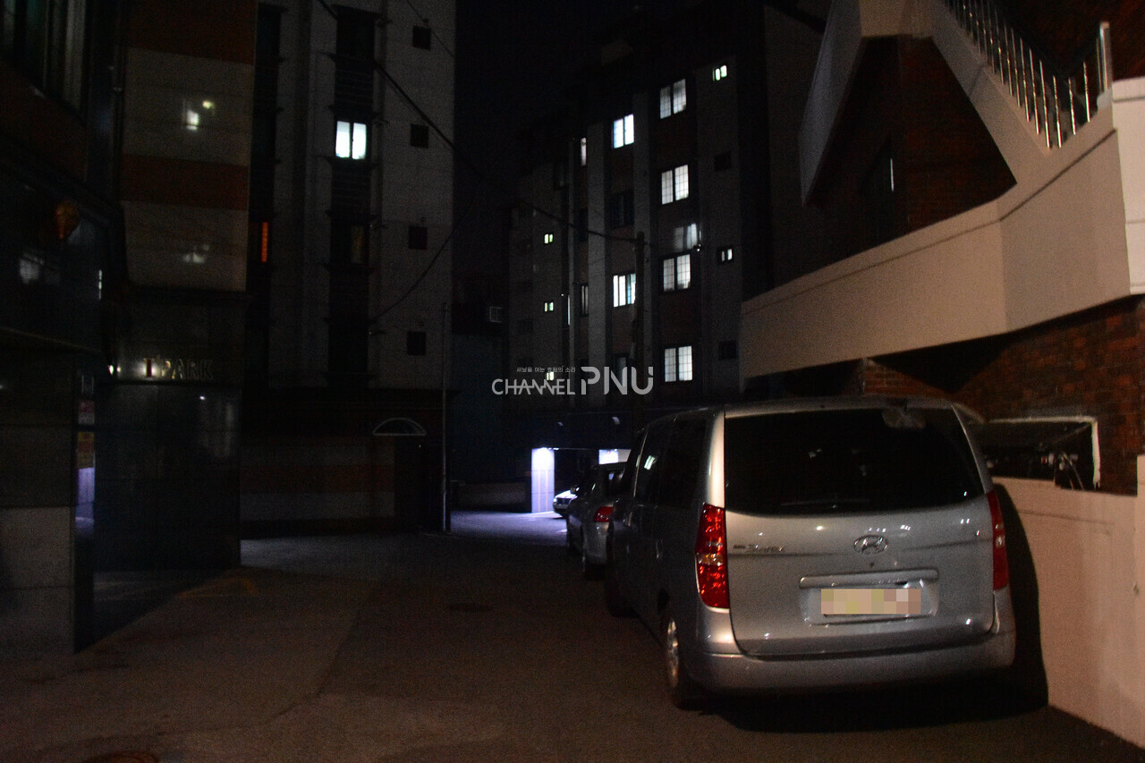 On the March 15th, studio apartment complex near the north gate of PNU. There were no lights except parking lights. [Jo Seung-Wan, Reporter]