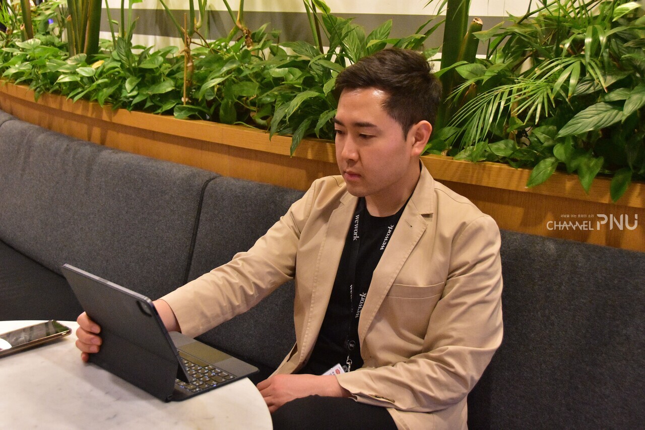 On March 16th, CEO Park Sang-Hwa is preparing for an interview at the Food Travel headquarters. [Reporter Jung Hye-Eun]