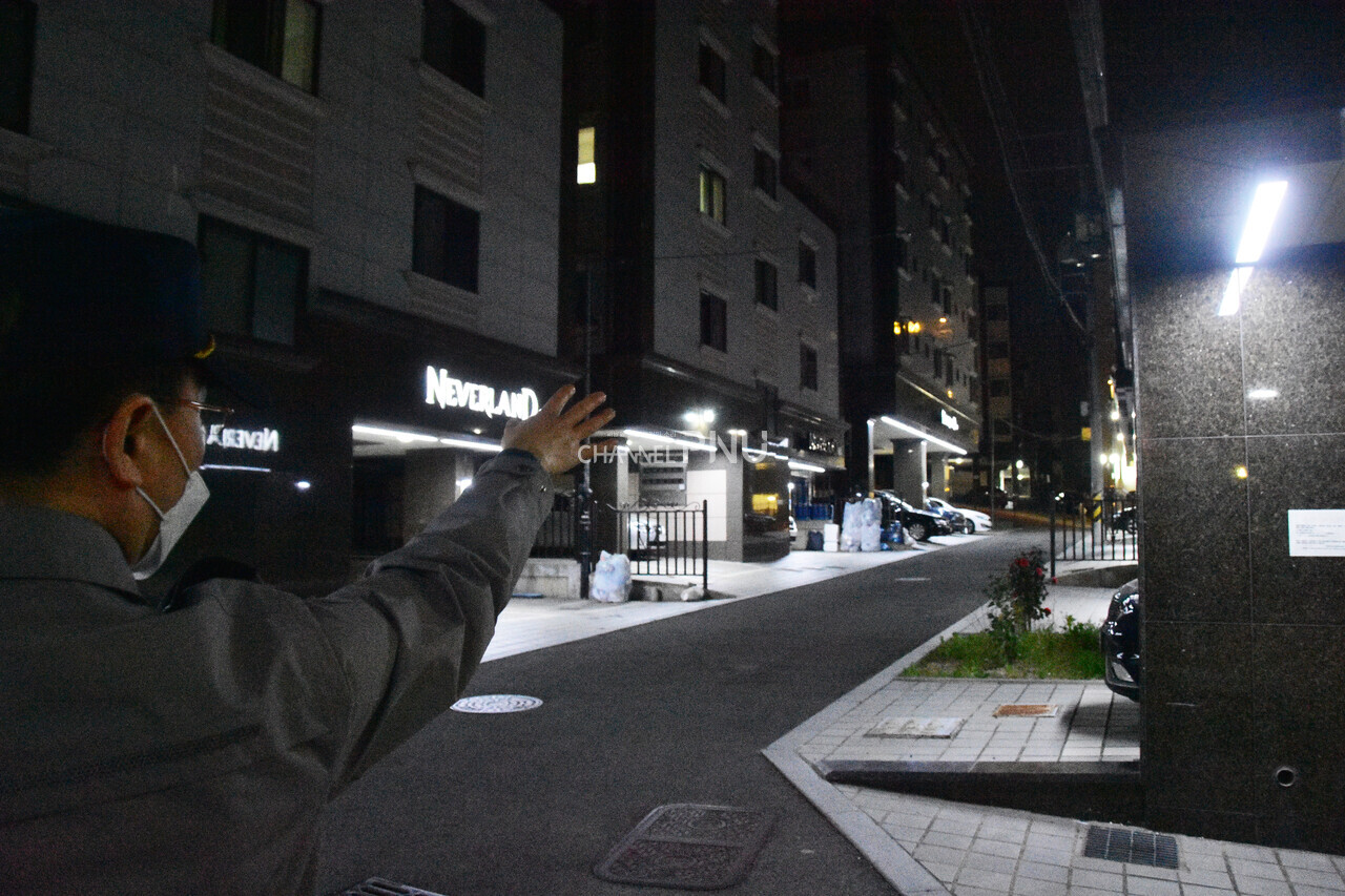 Police were patrolling the studio apartment complex near the north gate of PNU around 10 pm. [Jo Seung-Wan, Reporter]