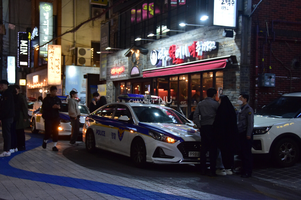 Police officers were dispatched to the pub street after receiving a report around midnight. [Jo Seung-Wan, Reporter]