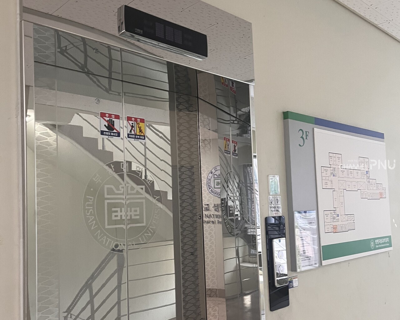5일(오늘) 발생한 정전으로 인해 작동하지 않는 우리 대학 밀양캠퍼스 생명자원과학대학 건물 엘리베이터
