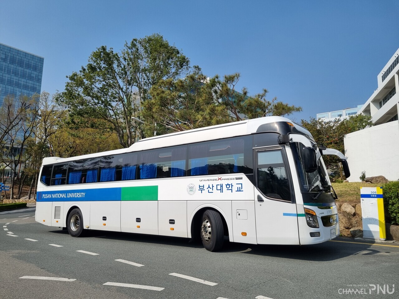 On March 29th, a shuttle bus stopped in front of the Humanities Bldg on PNU Busan campus [Jung Hye-eun, reporter]