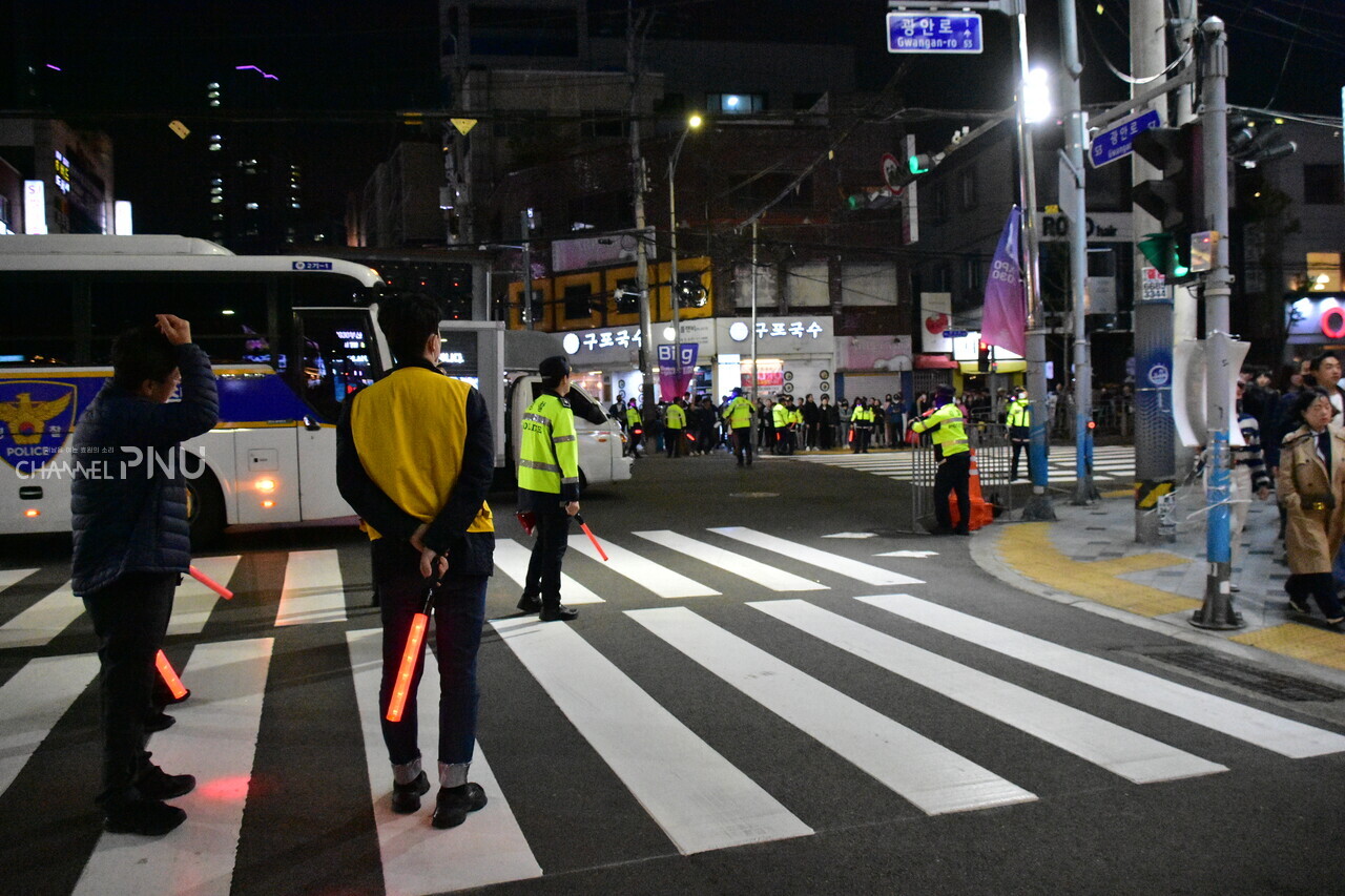 On the evening of April 6th, police were orderly controlling the crowd near Gwangalli Beach. (Jun Hyung-Seo, Reporter)