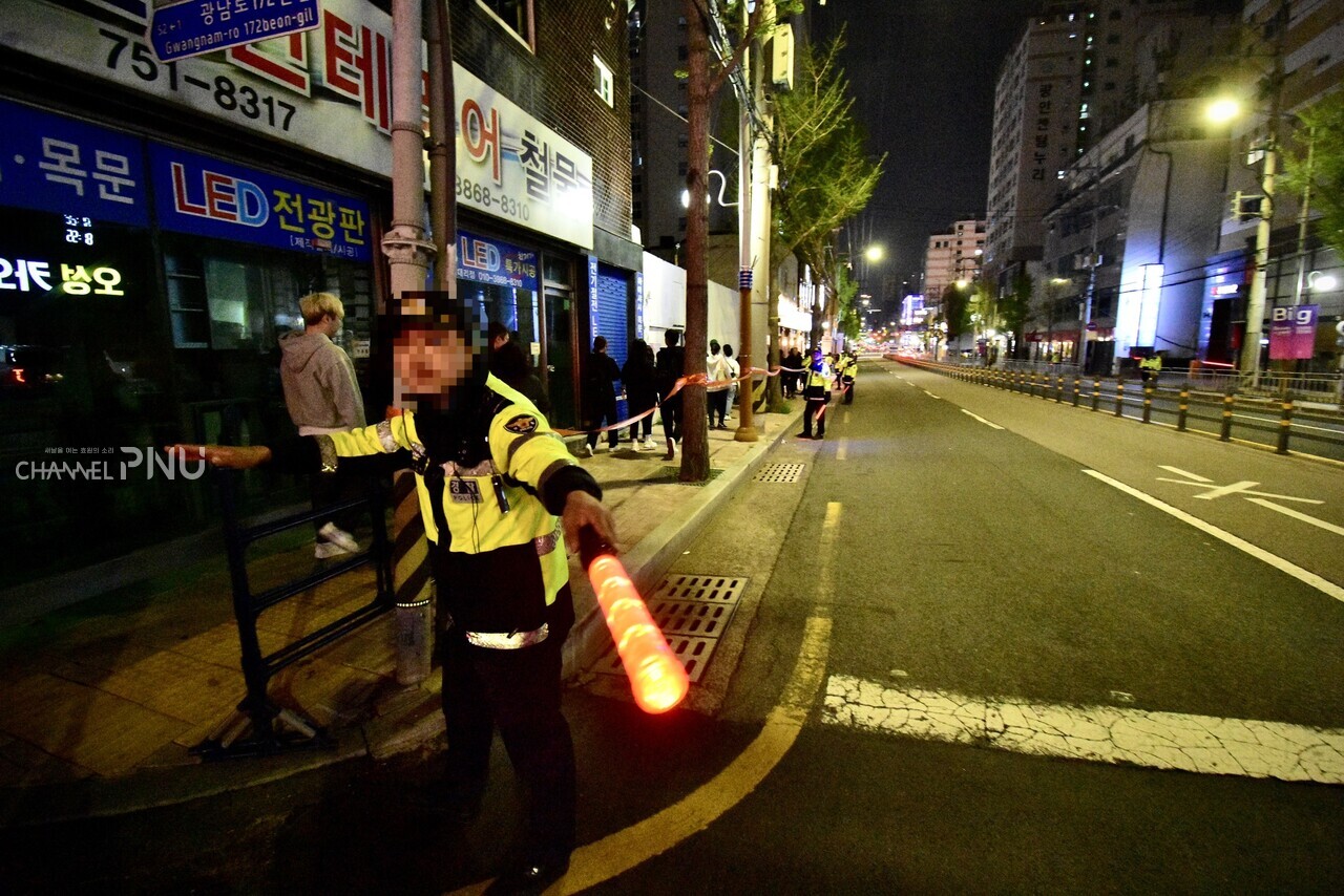 A police officer stationed at the scene is guiding pedestrians in front of the crosswalk. (Jun Hyung-Seo, Reporter)