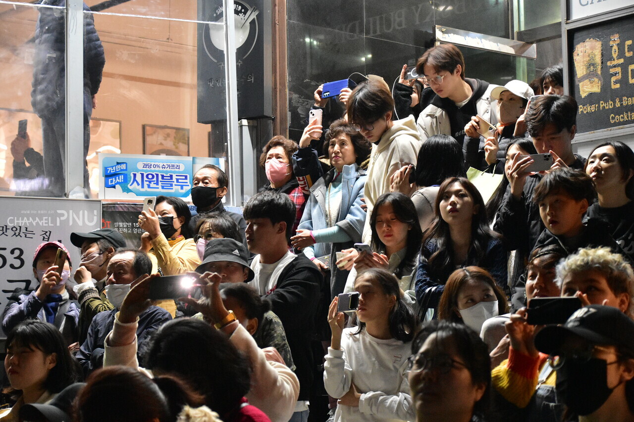Citizens taking pictures of the fireworks festival on the stairs. (Jun Hyung-Seo, Reporter)