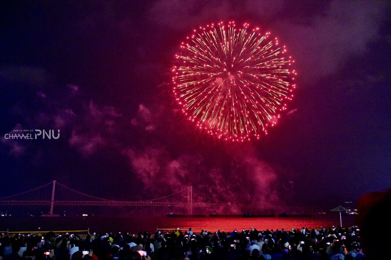 The first fireworks that signal the start of the fireworks festival. (Jun Hyung-Seo, Reporter)
