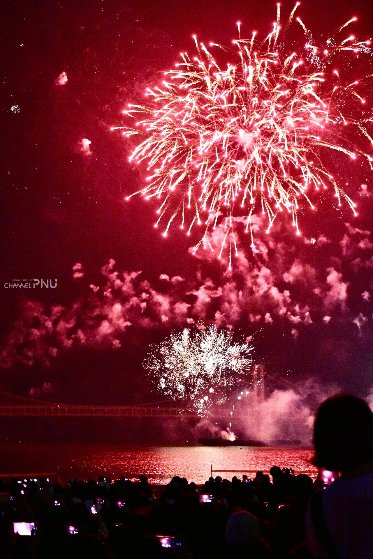 A new firework explodes above the hazy smoke from the one that just went off a moment ago. (Jun Hyung-Seo, Reporter)