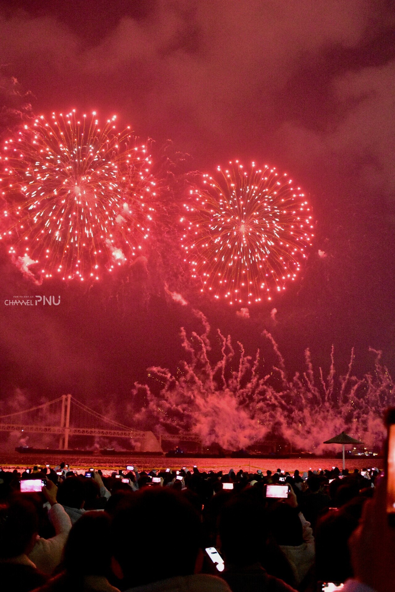 The most prominent fireworks of the festival, the red fireworks. (Jun Hyung-Seo, Reporter)