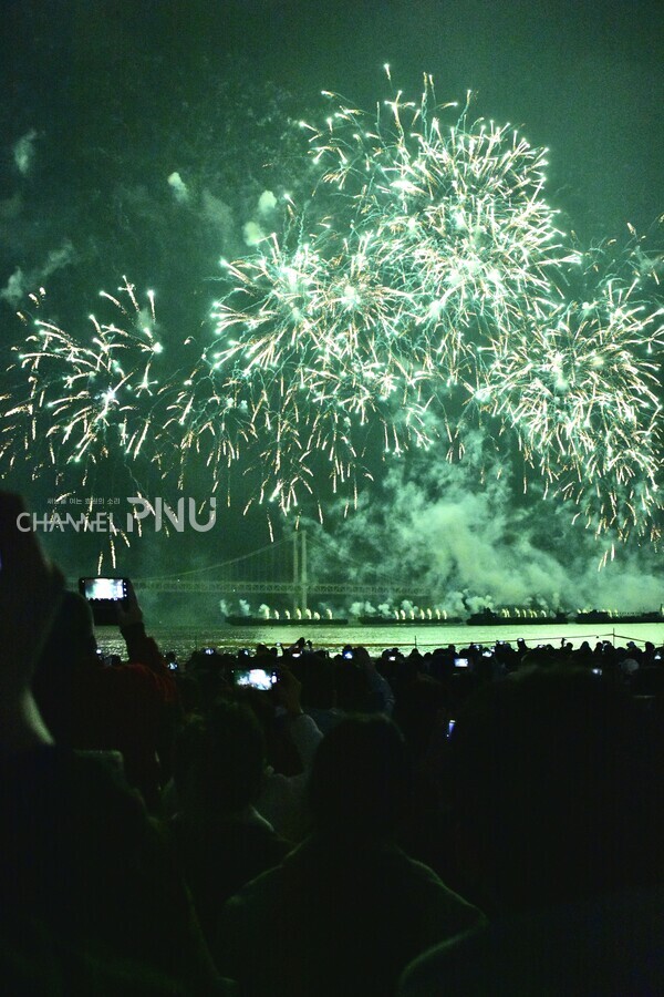 Smoke billows beneath the fireworks. (Jun Hyung-Seo, Reporter)