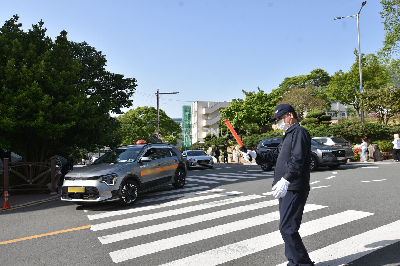 지난 4월 17일 오전 8시40분 새벽벌도서관 앞 도로에서 주차관리원이 교통 정리를 하고 있다. [최선우 기자]