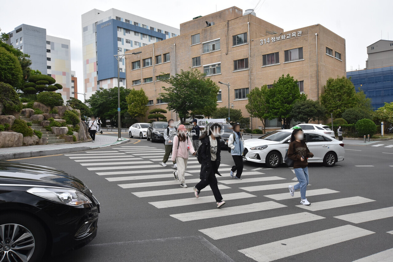 지난 4월 24일 오전 8시50분 경 보행자들이 새벽벌도서관 앞 횡단보도를 건너자 차량이 멈춰 있다. [최선우 기자]