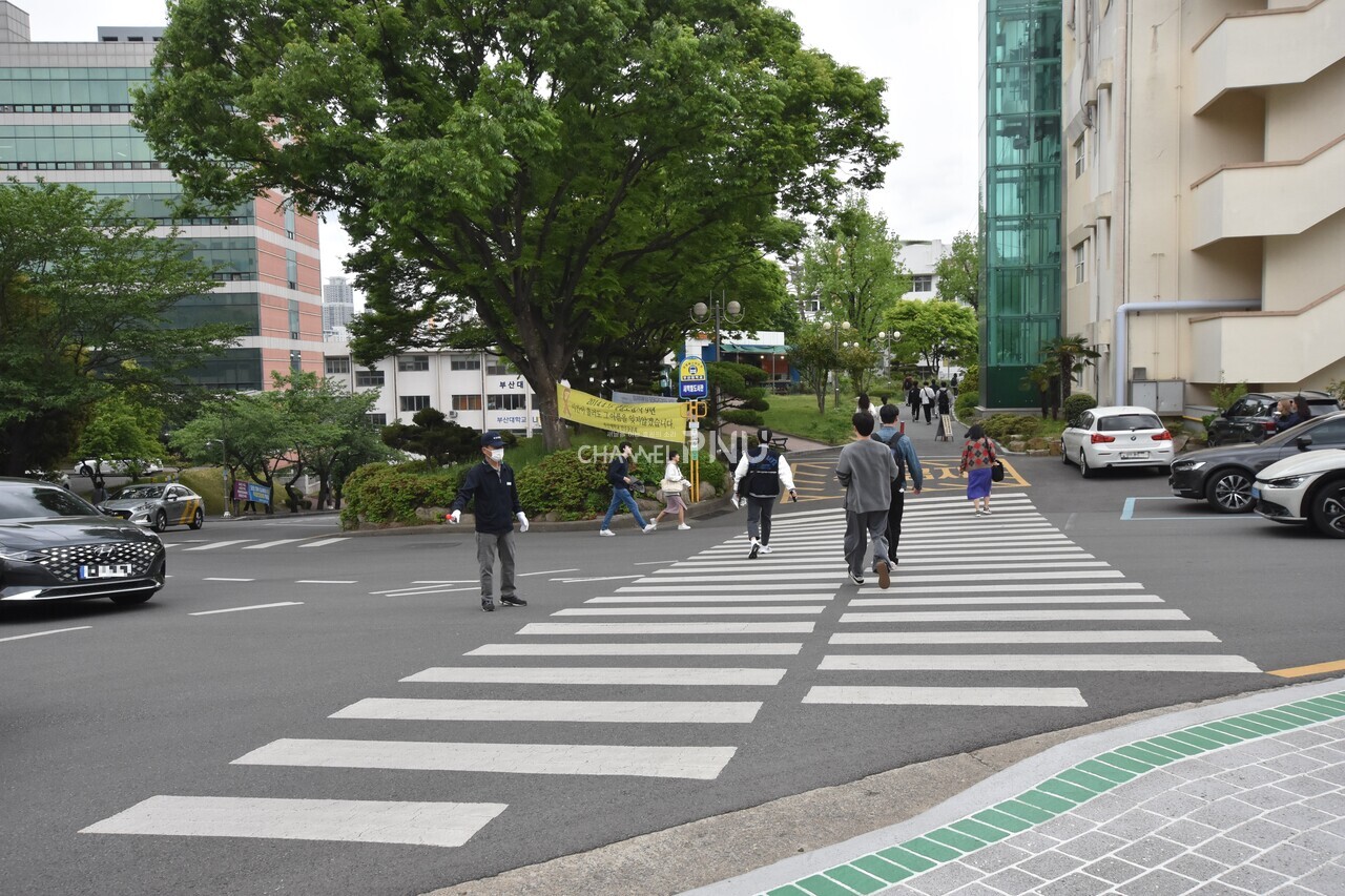 지난 4월 24일 주차관리원이 새벽벌도서관 정류장 횡단보도를 정리하고 있다. [최선우 기자] 