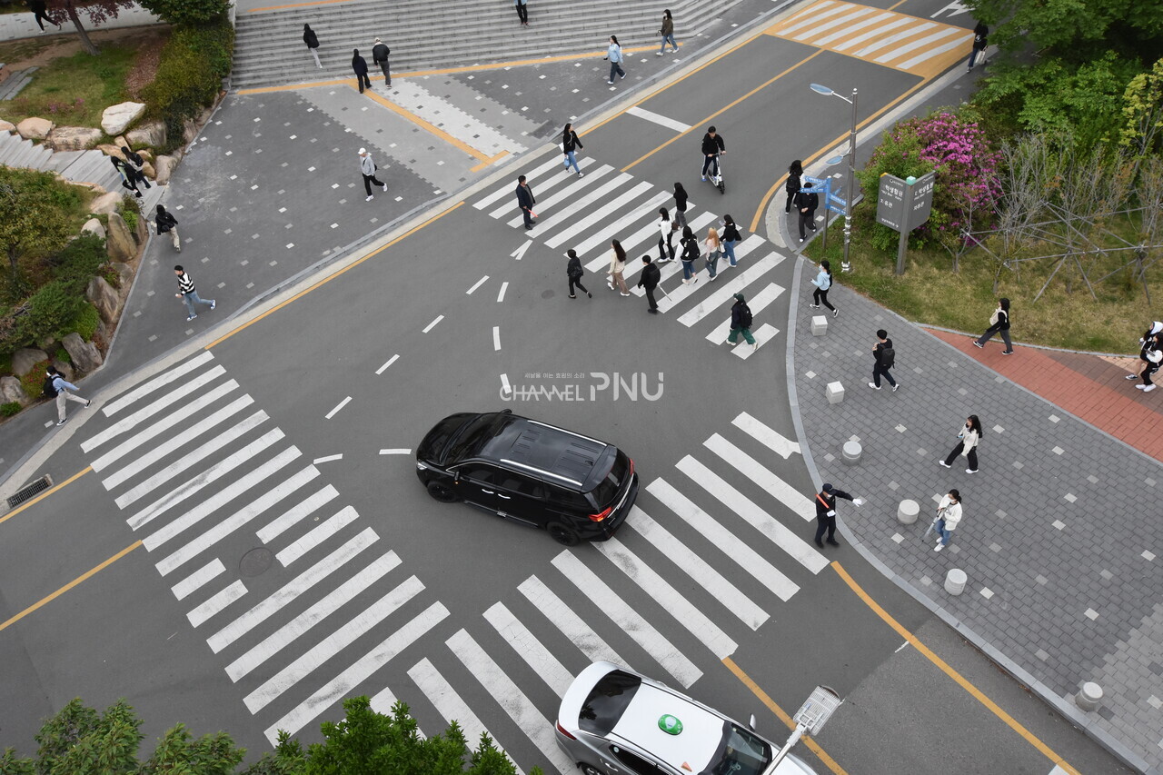 지난 4월 24일 오전 8시50분 주차관리원들의 교통정리로 새벽벌도서관 앞 혼잡 상황이 정리된 모습이다. [최선우 기자]