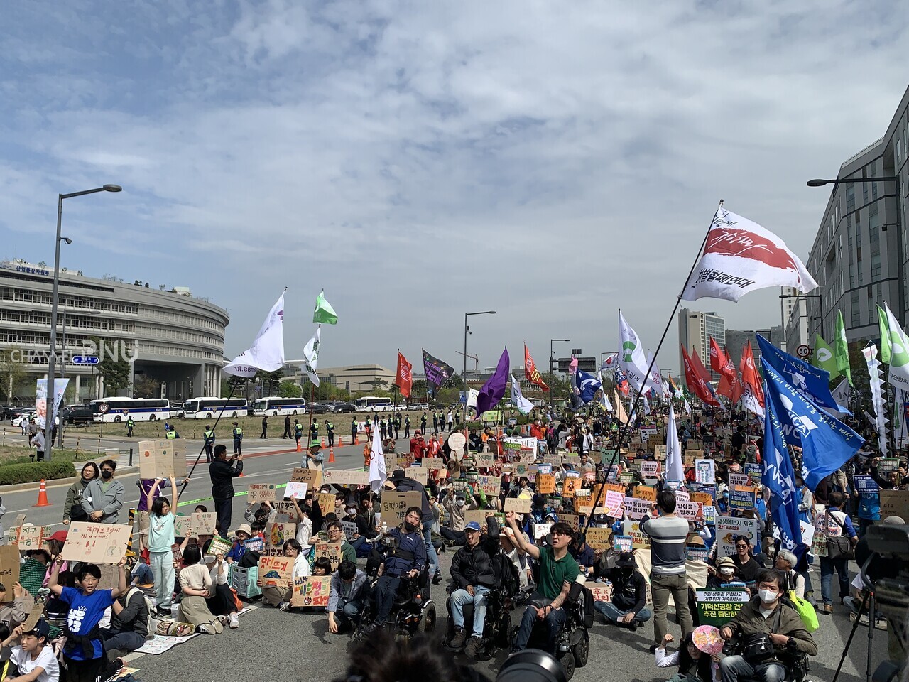 지난 4월 14일 414기후정의파업의 시작집회가 끝나고 참가자들이 함성으로 서로의 포부를 다지고 있다. [최선우 기자]