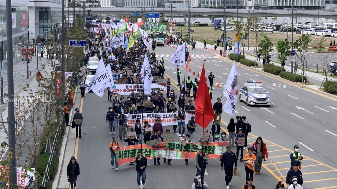 지난 4월 14일 414기후정의행진에서 참가자들이 1차 행진을 진행하고 있다. [최선우 기자]