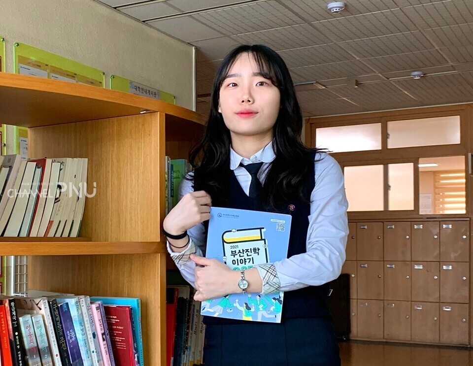 지난 4월 26일, 장문경(19세, 부산 북구) 씨가 재학 중인 학교 도서실에서 카메라를 바라보며 웃고 있다. [취재원 제공]