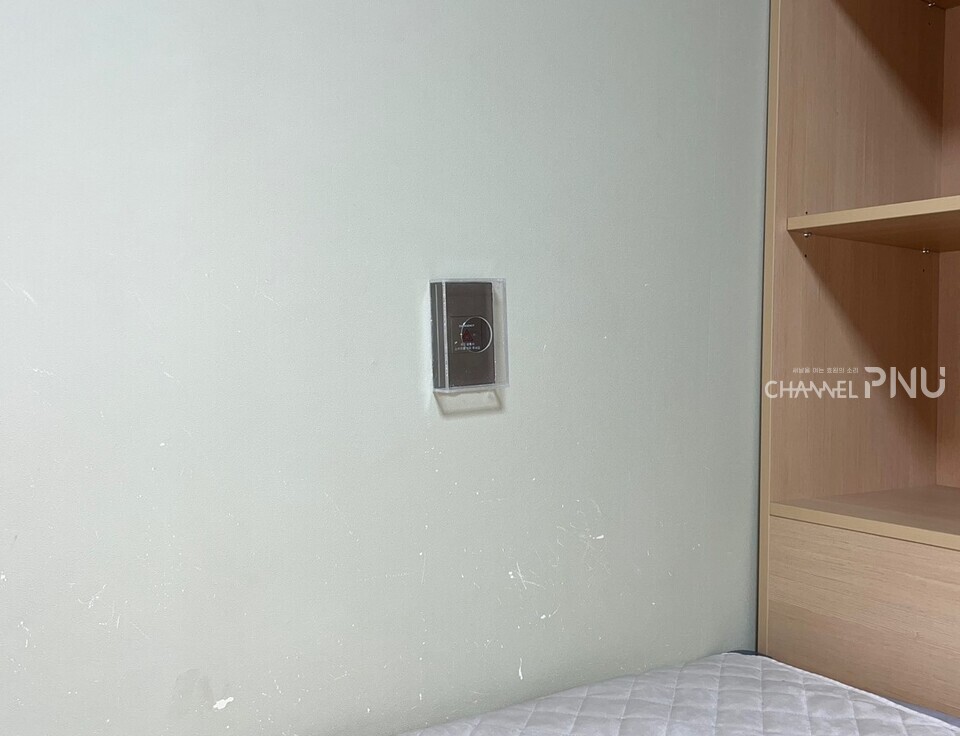 각 침대 옆 벽면에 설치된 비상벨. 작동 시 경비실으로 비상 호출이 연결된다. [취재원 제공]