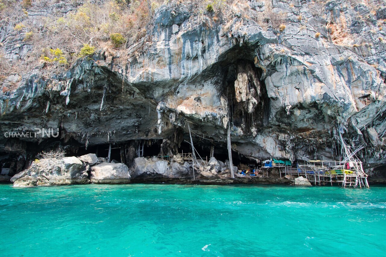 피피섬에서 볼 수 있는 바이킹 동굴. [출처: Adobe Stock]