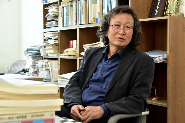 "Channel PNU" met Kim Ho-Beom (Prof. of Economics, PNU) in his laboratory on April 27th. [Jun Hyung-Seo, Reporter]