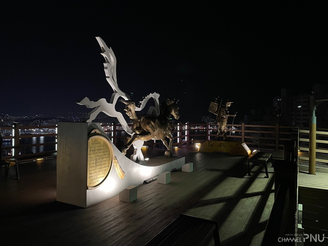 지난 3월 19일 청학 배수지 전망대 데크 위에 절영마 동상과 농부 동상이 설치되어 있는 모습. [임채경 기자]