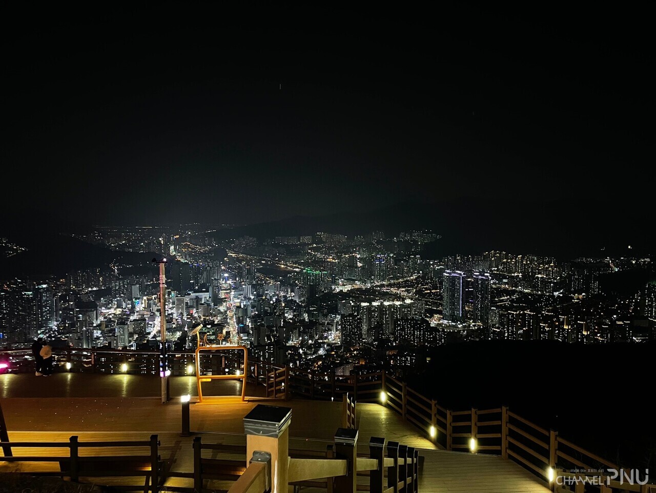 지난 2월 8일 황령산 봉수대 데크 뒤로 부산 시내가 한 눈에 보인다.