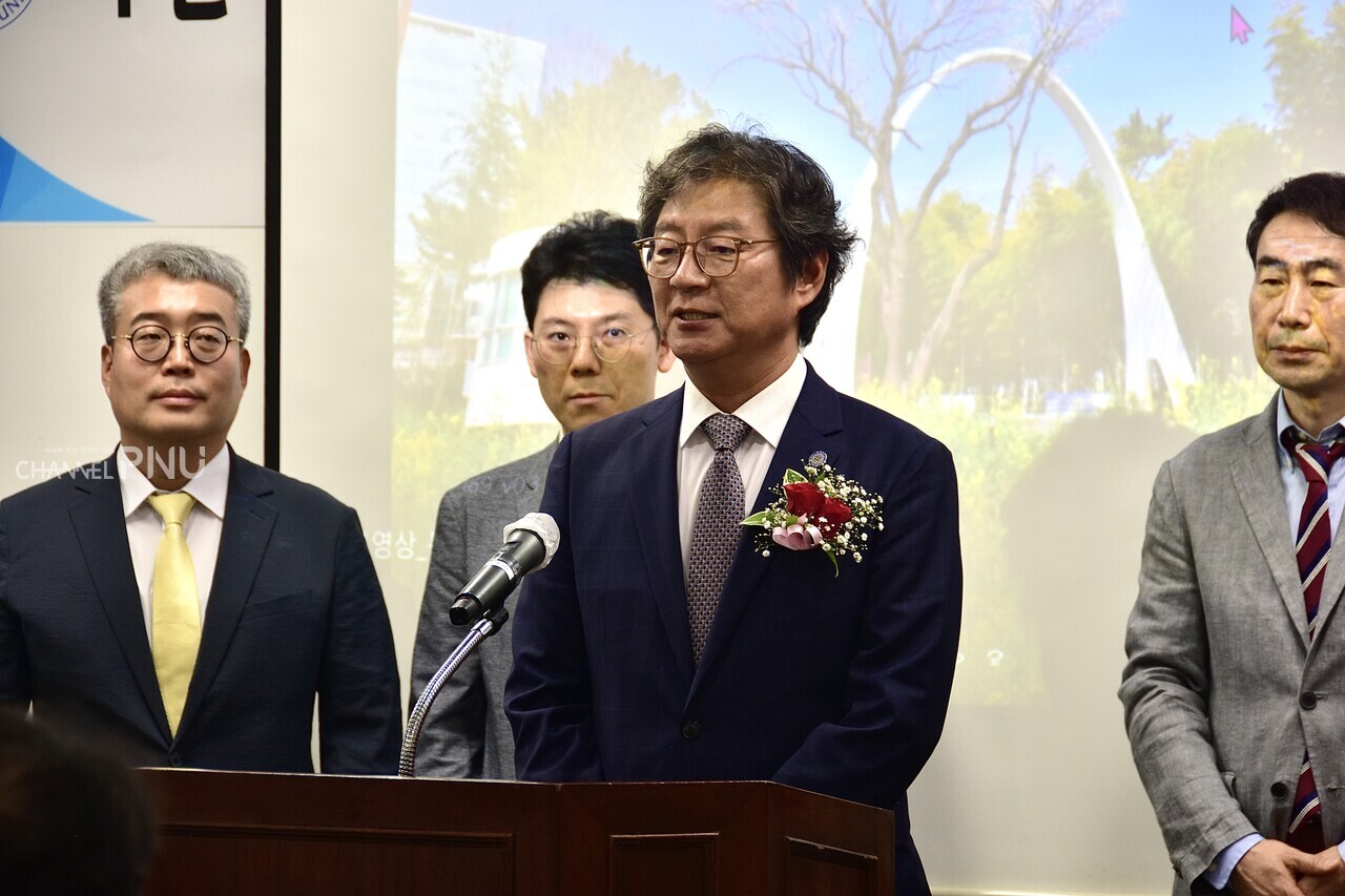 5월 11일 오전, 인덕관에서 열린 제19대 교수회 출범식에서 임원단을 소개하고 있는 김정구 교수회장. [전형서 기자]