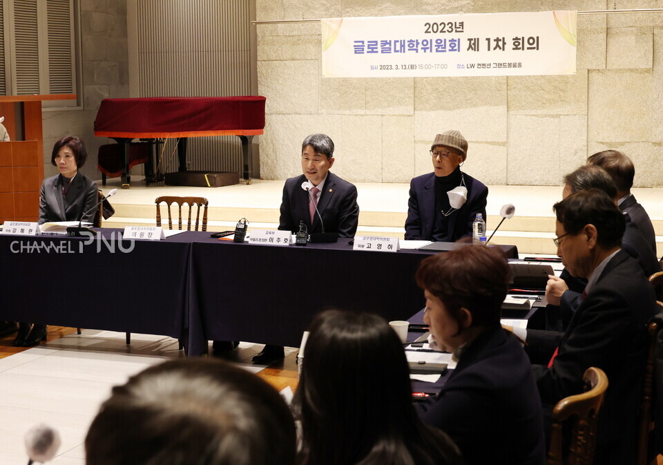 지난 3월 13일 교육부는 '글로컬대학위원회'를 출범하고 제1차 회의를 진행했다. 소속 위원과 교육부 장관이 참석해 라이즈 체계 및 글로컬대학 사업에 대한 논의를 나눴다. [출처: 교육부 홈페이지]