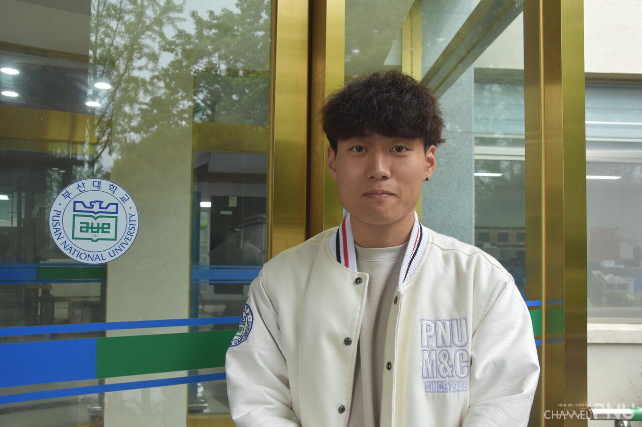 On April 25th, "Channel PNU" met freshman Lim Sun-Woo (Dept. Media & Communication, 23) at the social science building. [Jung Hye-Eun, reporter]