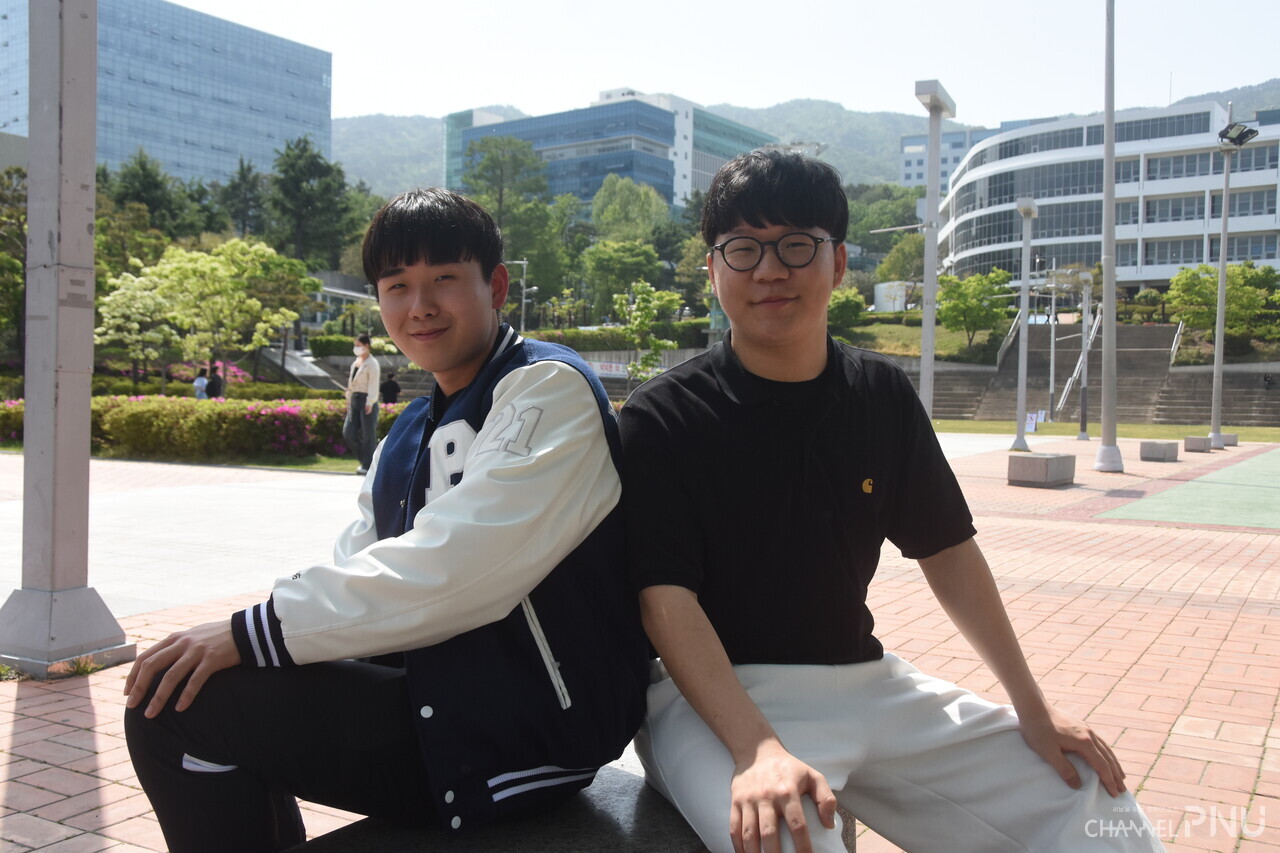 On April 20th, Moon Min-Joon (School of Dentistry, 21) and Kim Dong-Won (School of Dentistry, 21) are sitting on the Nuk-Teo and laughing [Jung Hye-Eun, reporter]