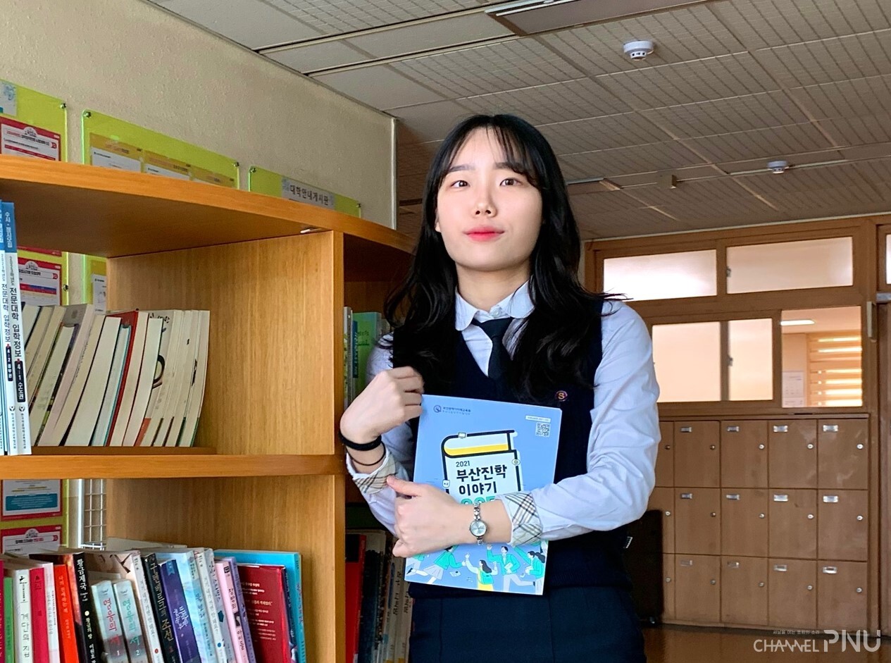 On April 26th, Jang Moon-Kyung (19, Buk-gu) smiles at the camera in the school library where she is attending. [Jung Hye-Eun, reporter]