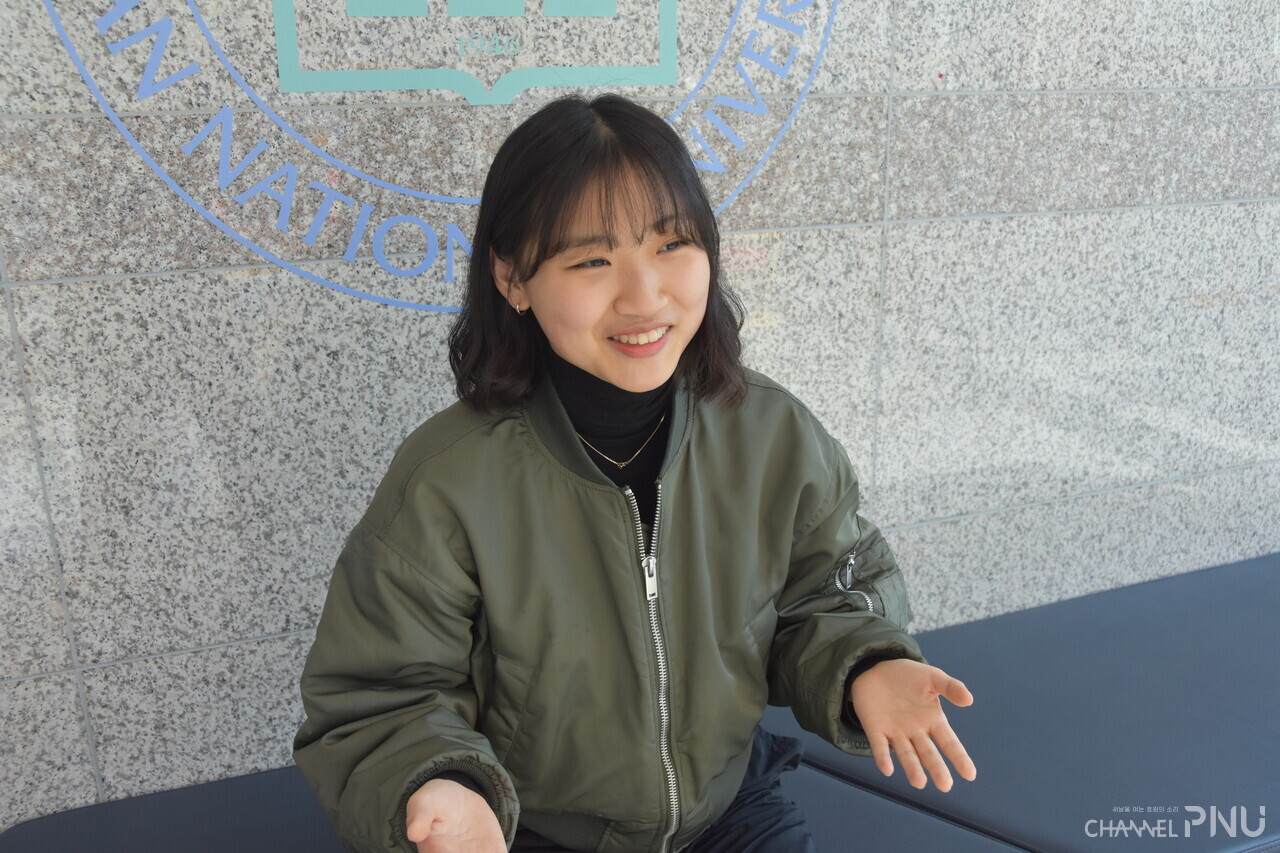 Yoo Jeong-Eun (School of Economics, 20) is talking about her travel plans at the Economic and International Trade Building on April 25th. [Jung Hye-Eun, reporter]