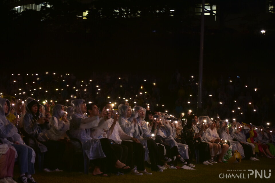 지난 18일, 학생들이 공연을 관람하며 불빛을 보내고 있다. [정혜은 기자]