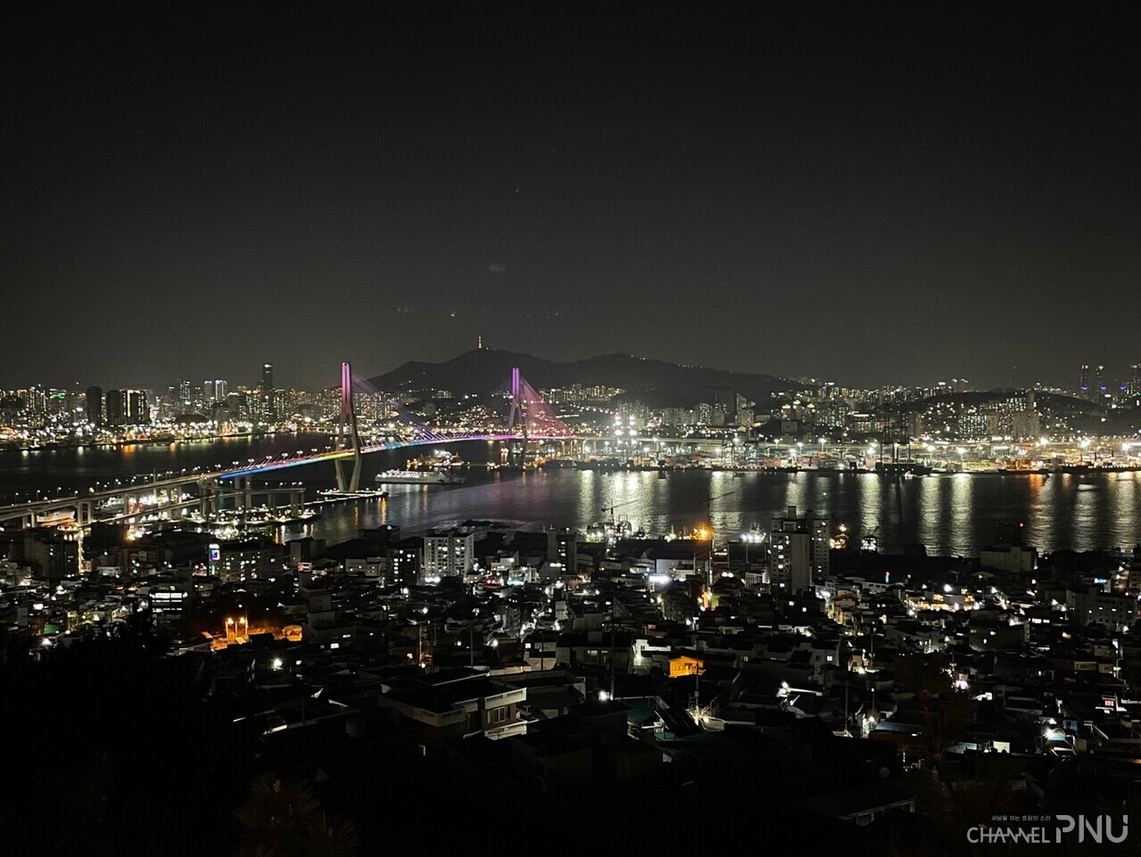 The Busan Port Bridge and the North Port light up the dark night on March 19th. [Lim Chae-Kyung, reporter]