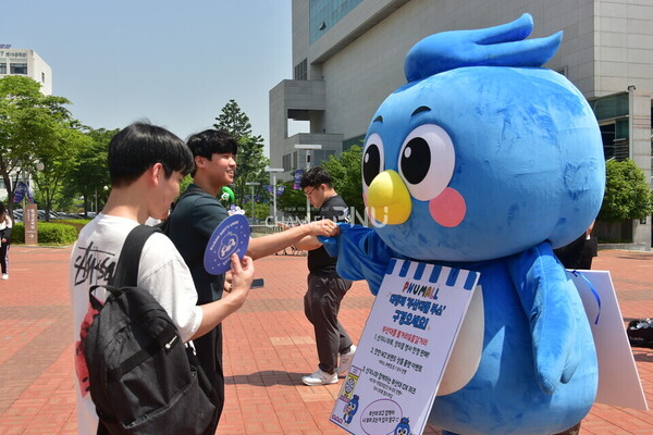 On the 16th, students at Neok-teo are shaking hands with Sanjini. [Jung Hey-Eun, Reporter]