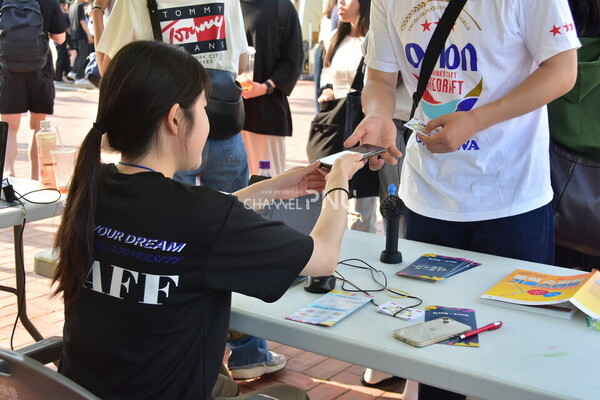 On the 17th, a glimpse of the staff behind the scenes who made efforts for the festival. [Jung Hye-Eun, Reporter]