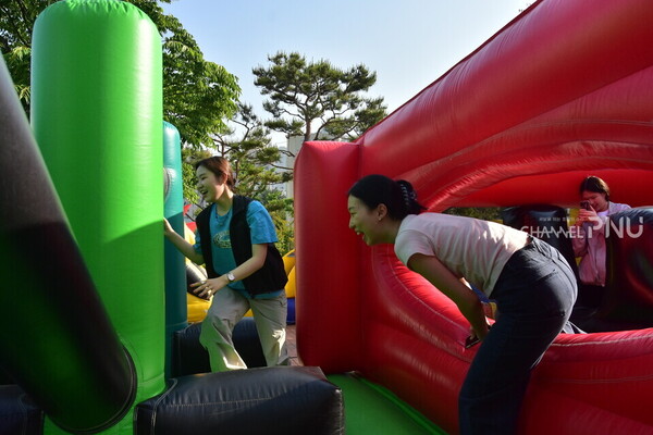 On the 16th, students are riding on an air bounce. [Jung Hye-Eun, Reporter]