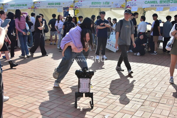 On the 17th, students at Neokter are looking at CAMEL Research Lab's quadruped walking robot. [Jung Hye-Eun, Reporter]