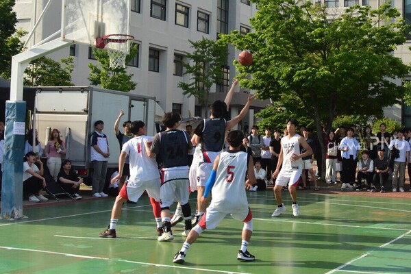 On the 16th, a basketball game between Max and Lib is taking place at the basketball court. [Jung Hye-Eun, Reporter]