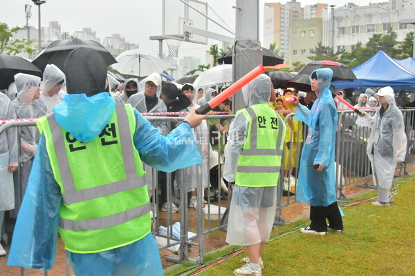On the 18th, safety personnel are maintaining order and controlling the audience. [Jung Hye-Eun, Reporter]