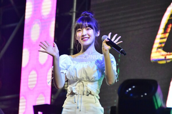 On the 17th, Arin, a member of Oh My Girl, invited to the Healing Concert, is waving to the students. [Jung Hye-Eun, Reporter]