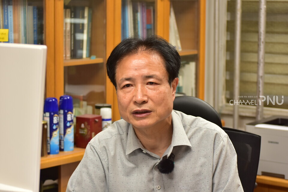 지난 5월 23일 연구실에서 채널PNU와 인터뷰를 진행하는 권혁철 교수. [지용재 기자]