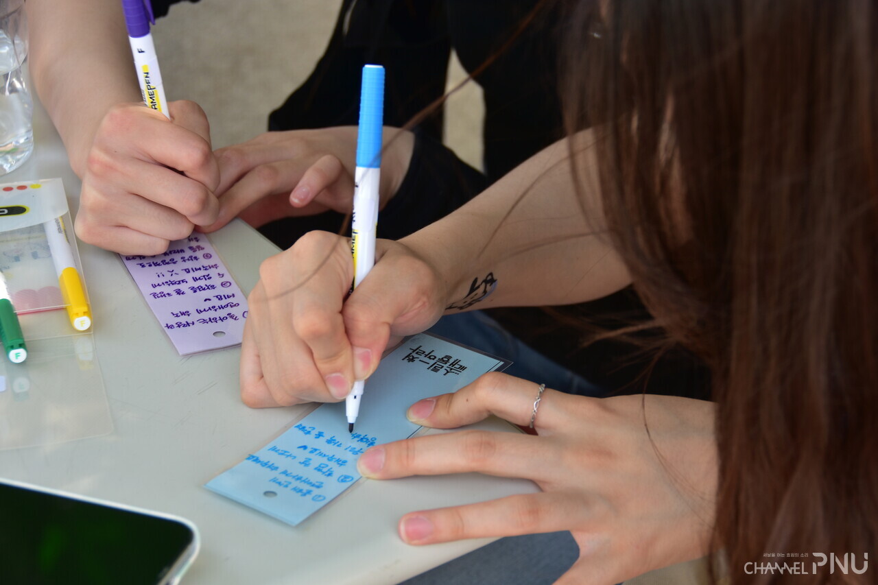The students are writing their wishes on a note. [Jung Hye-Eun, Reporter]